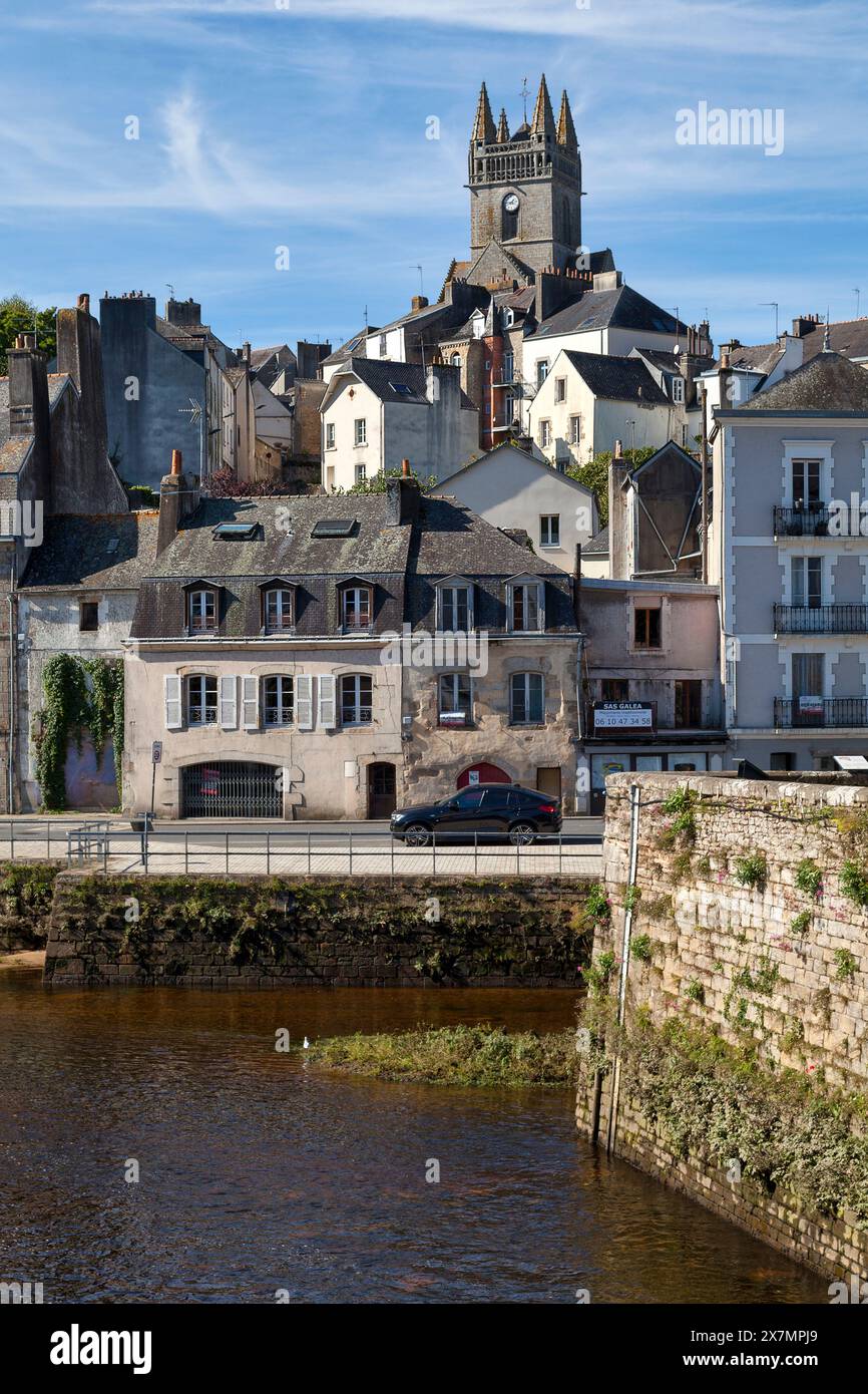 Quimperlé, France - 09 octobre 2021 : L'église notre-Dame de l'Assomption surplombant le quai de Brizeux et l'estuaire de la Laïta (au confluent de Banque D'Images