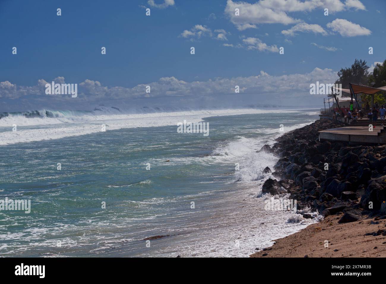 Saint Gilles les bains, la Réunion - juin 25 2017 : plage des roches noires totalement détruite par les vagues du sol d'été Banque D'Images