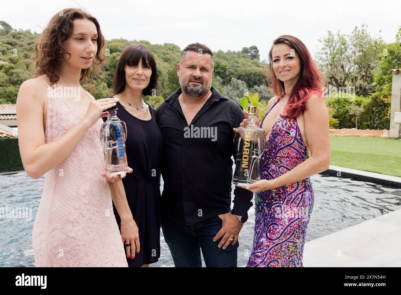 Biot, France. 20 mai 2024. Laetitia Fourcade et Frédéric Garnier entourés de mannequins assistent au défilé Juliette Dubois et à la vodka le Baron de Frédéric Garnier le 20 mai 2024 à Biot. Crédit : Bernard Menigault/Alamy Live News Banque D'Images