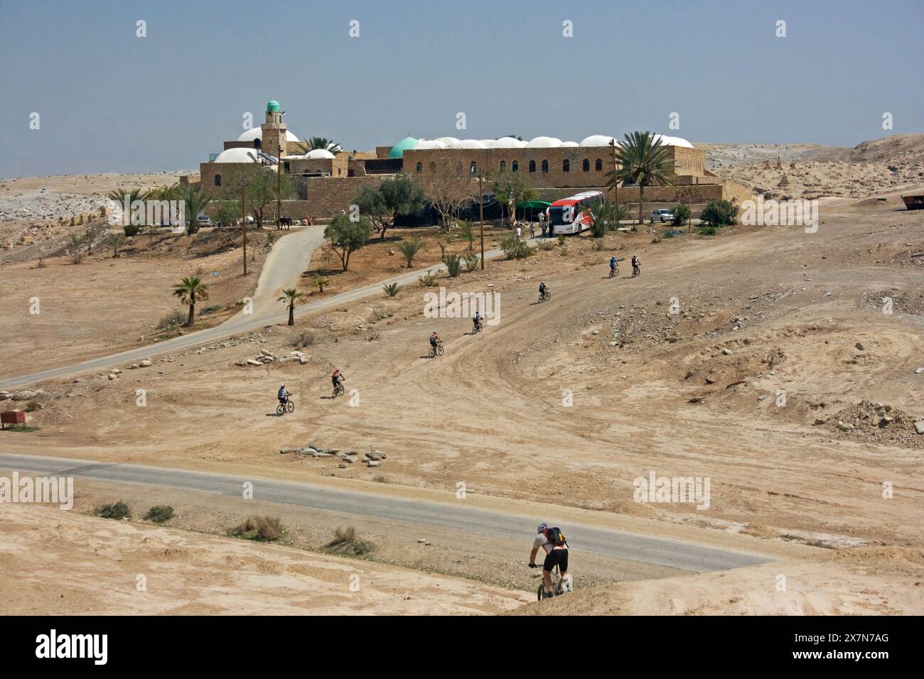 Un groupe de cyclistes en VTT en tournée dans le désert de Judée Nabi Musa (Nebi Musa) en arrière-plan Banque D'Images