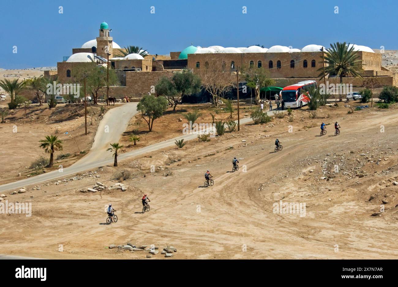 Un groupe de cyclistes en VTT en tournée dans le désert de Judée Nabi Musa (Nebi Musa) en arrière-plan Banque D'Images