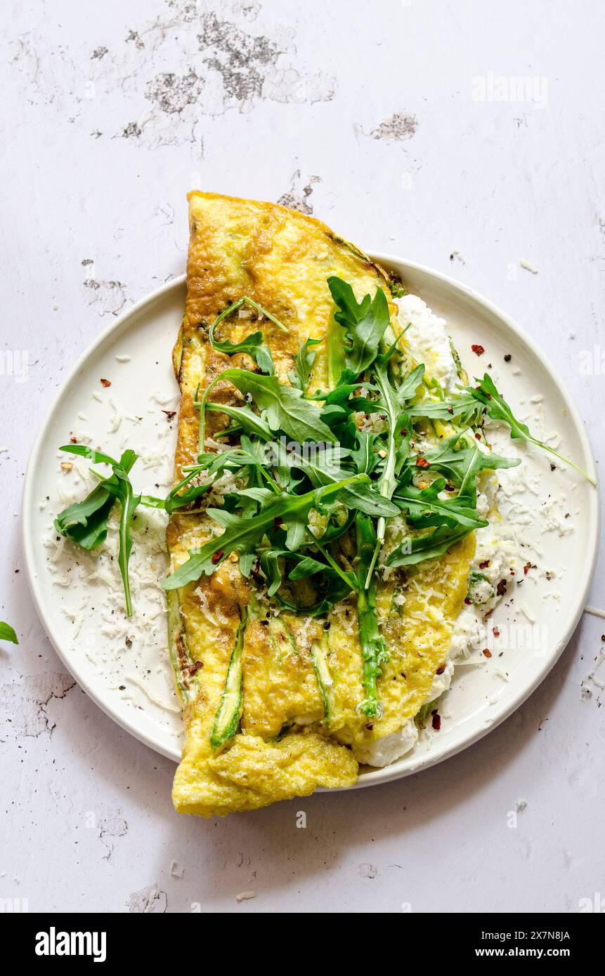 Frittata aux asperges et ricotta fraîche servie avec roquette Banque D'Images