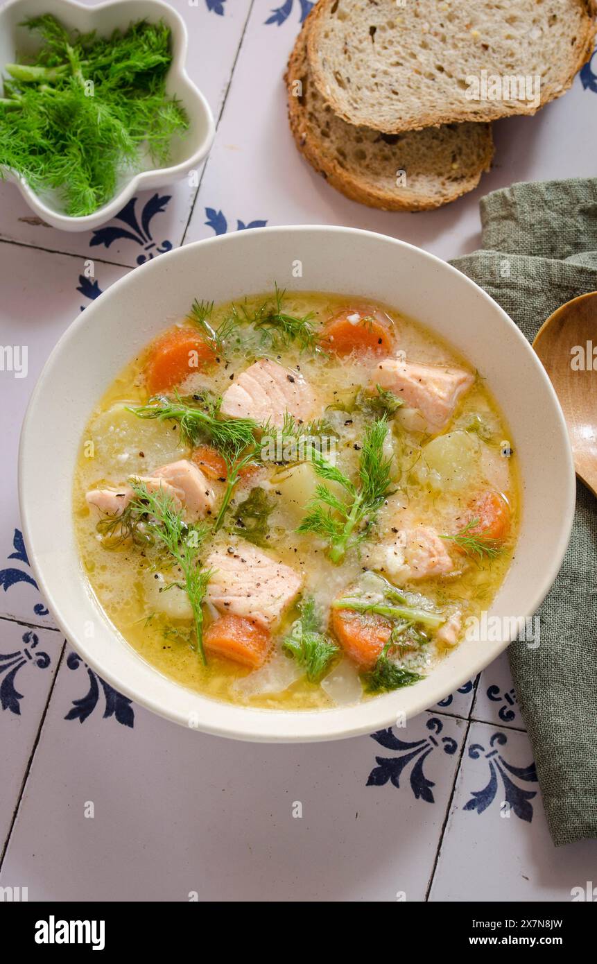 Soupe de saumon finlandaise avec légumes frais Banque D'Images
