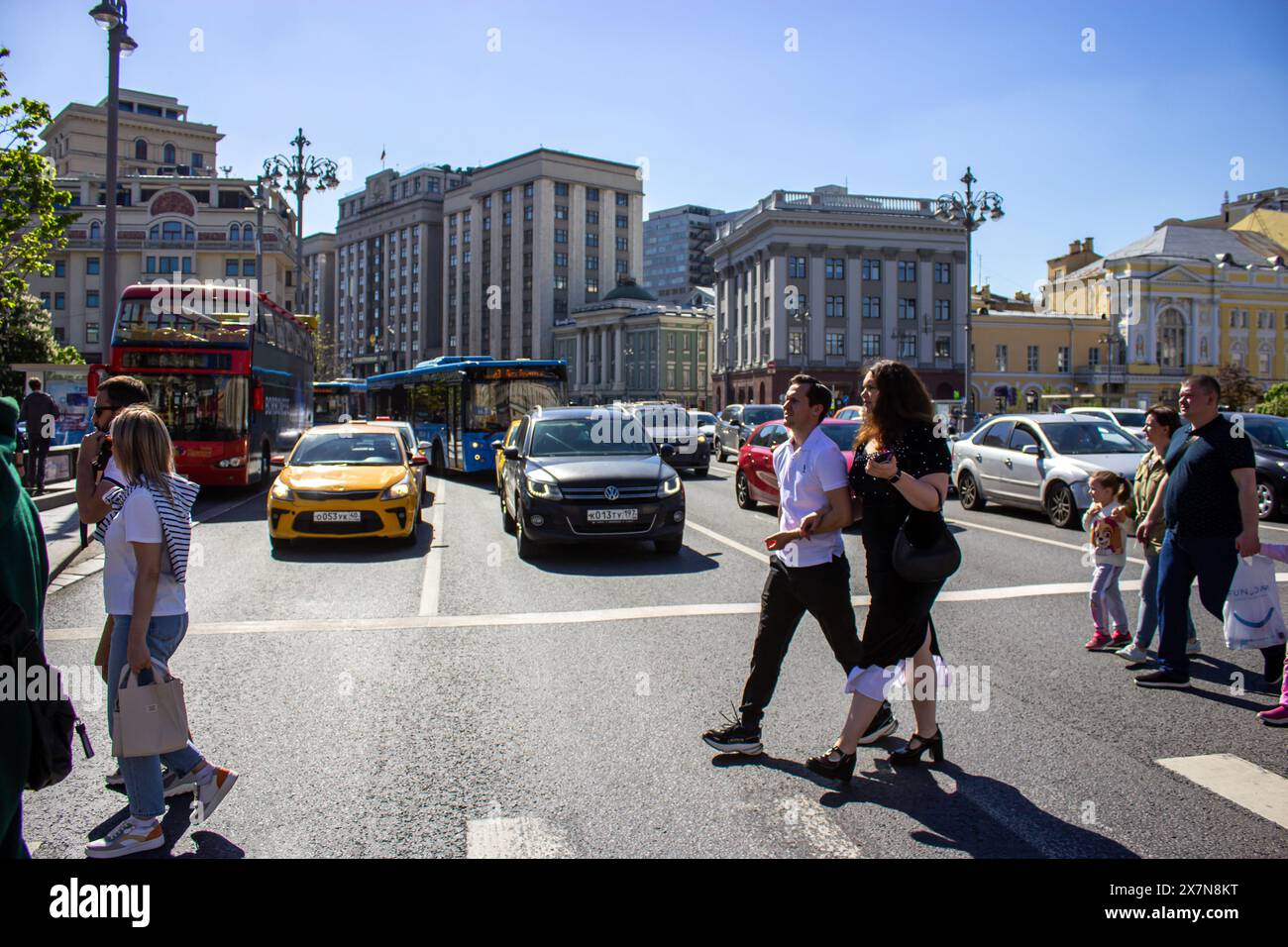 Moscou, Russie. 19 mai 2024. Les gens marchent près de la Douma d'État de la Fédération de Russie à Moscou. Récemment, la Douma d'État a approuvé tous les candidats de Poutine à des postes ministériels au sein du gouvernement. Après avoir remporté les élections, Poutine a remanié le cabinet, notamment en changeant le ministre russe de la Défense. (Photo de Vlad Karkov/SOPA images/SIPA USA) crédit : SIPA USA/Alamy Live News Banque D'Images