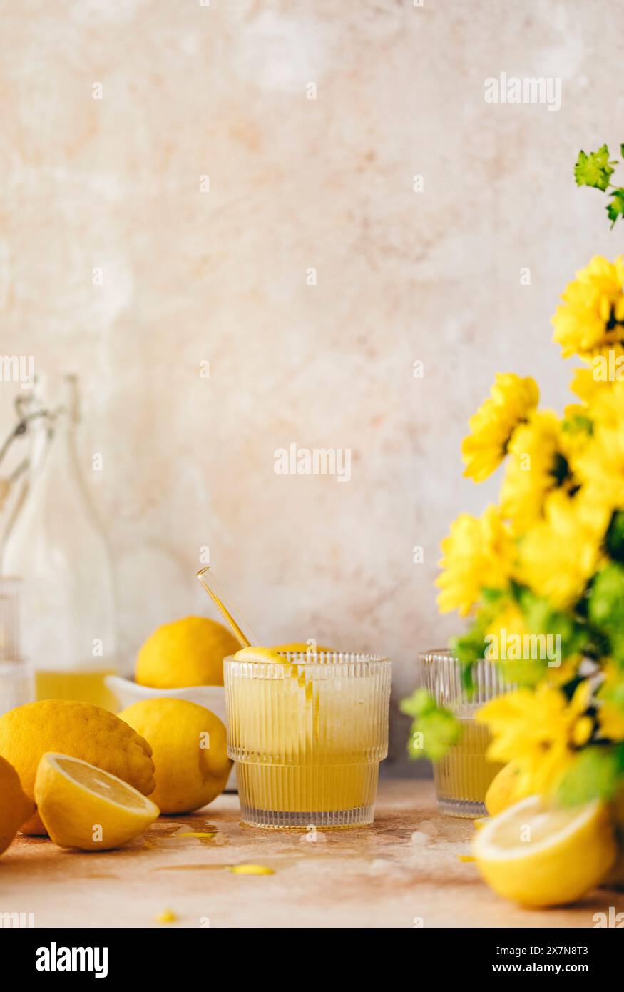 Limonade maison fraîche, avec citrons et fleurs. Avec espace de copie. Banque D'Images