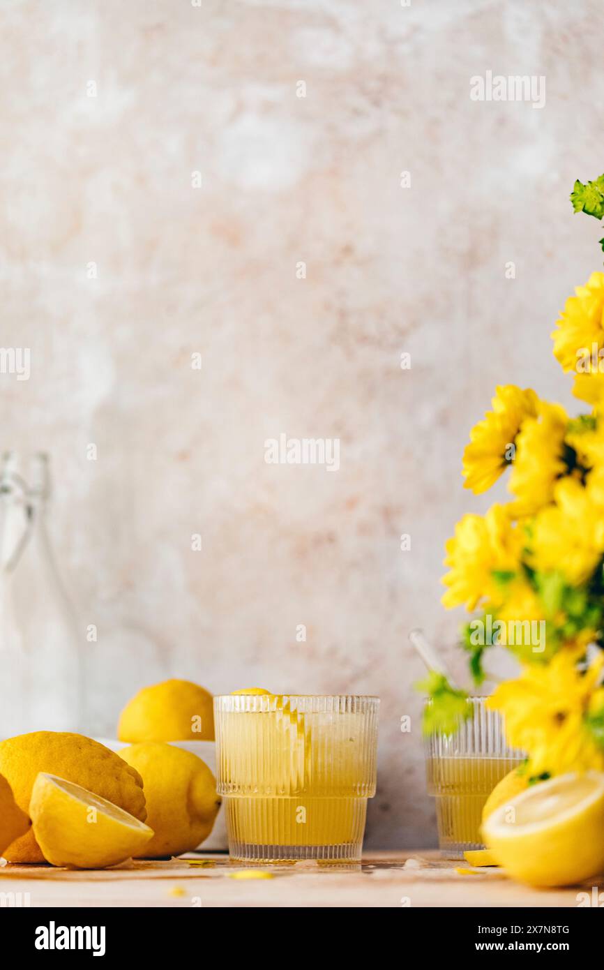 Limonade maison fraîche, avec citrons et fleurs. Avec espace de copie. Banque D'Images