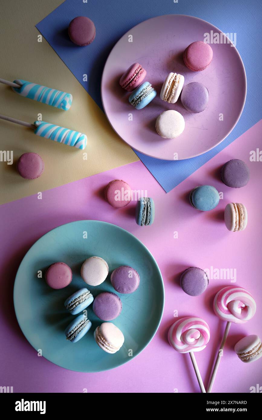 Macarons français colorés. Retro Color Blocking esthétique Flatlay. Banque D'Images