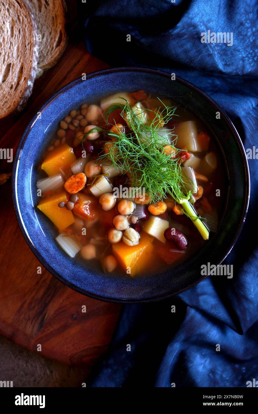 Soupe minestrone de style sarde de longévité servie avec pain au levain. Gros plan de haut en bas. Banque D'Images