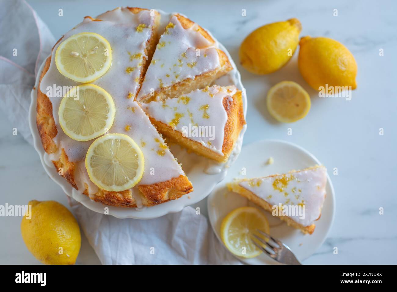 Gâteau jaune au citron avec glaçage Banque D'Images