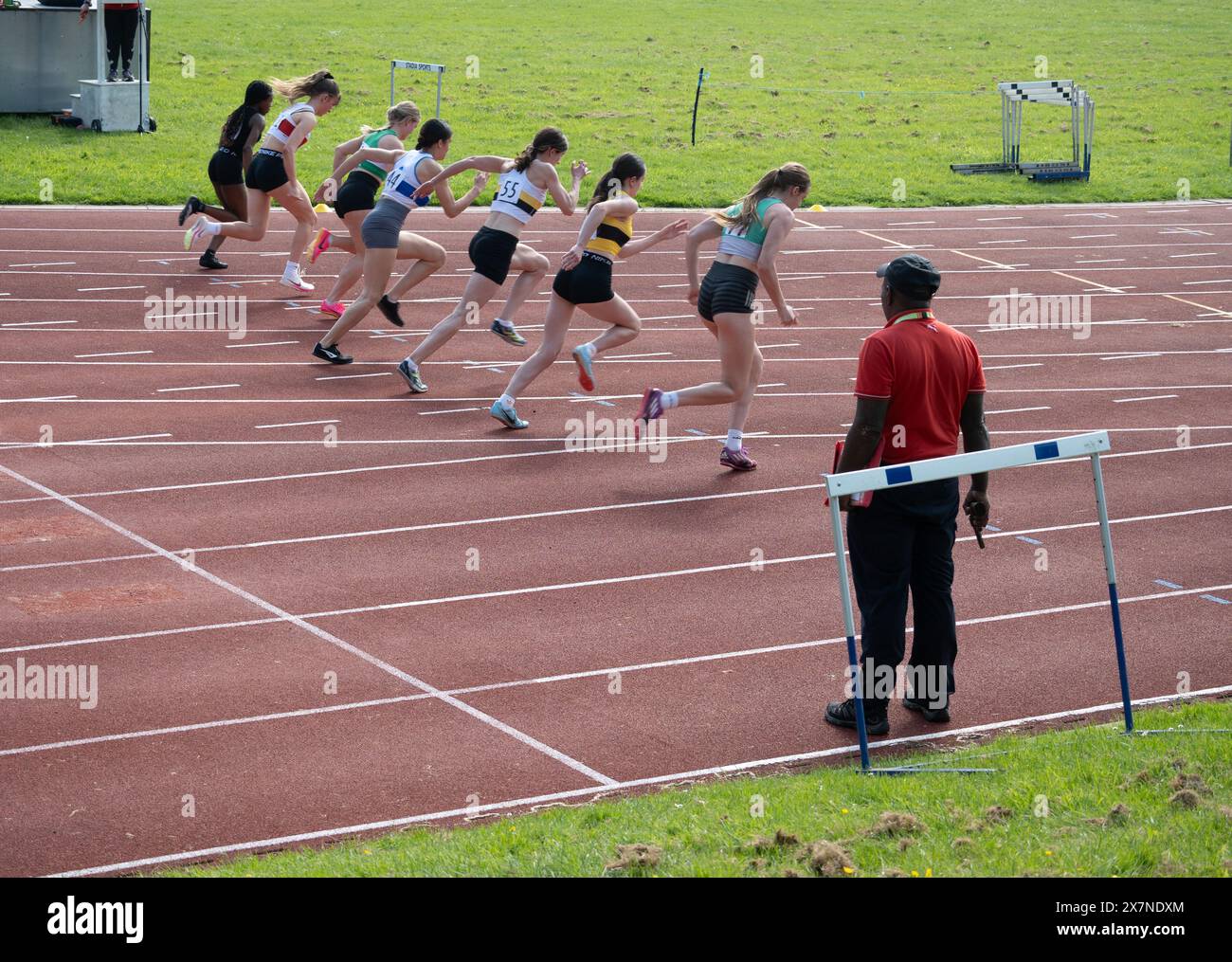 Club athlétisme, démarreur et course de 100 m féminine, Leamington Spa, Royaume-Uni Banque D'Images