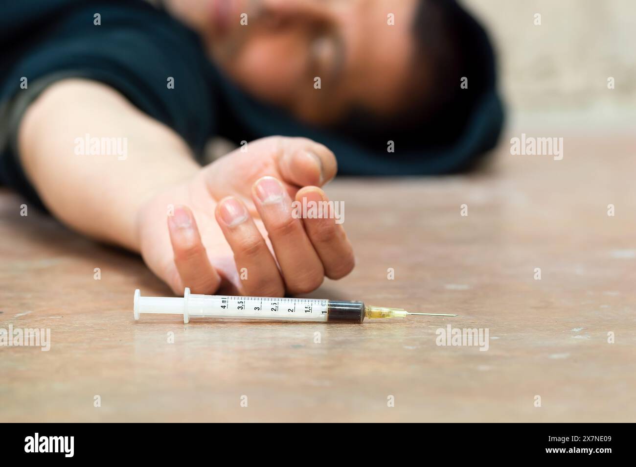 Guy fou addict de drogue atteint pour une autre dose de la drogue dans la seringue.le concept de drogues anti. drogué masculin, seringue de drogue. Banque D'Images