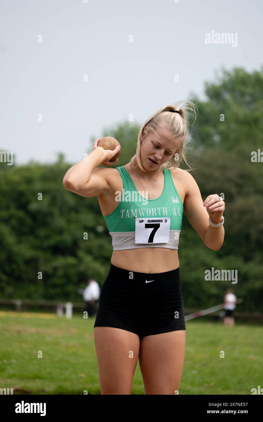 Athlétisme de club, tir féminin, Leamington Spa, Royaume-Uni Banque D'Images