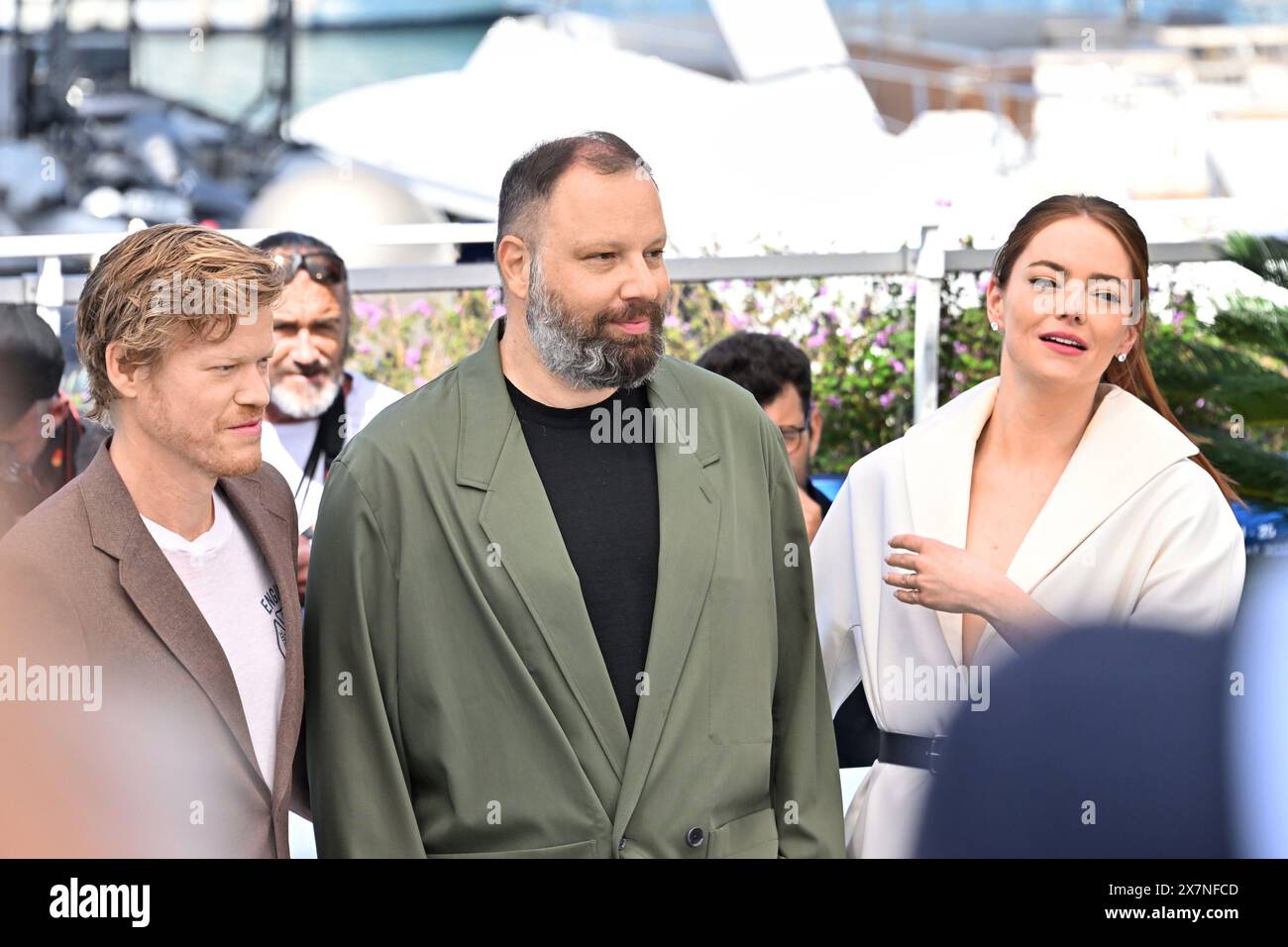 Cannes, France. 18 mai 2024. 77ème Festival International du film de Cannes/Festival de Cannes 2024. Cinquième jour. De gauche à droite : l’acteur Jesse Plemons, le réalisateur Yorgos Lanthimos et l’actrice Emma Stone lors d’une séance photo pour le film Kindness. 18.05.2024 France, Cannes crédit photo : Anatoliy Zhdanov/Kommersant/Sipa USA crédit : Sipa US/Alamy Live News Banque D'Images