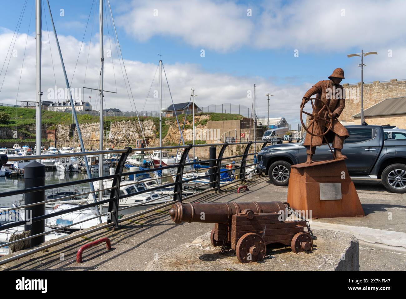 Seaham, comté de Durham, Royaume-Uni. La sculpture en coxswain de Ray Lonsdale à la marina du port de plaisance de la ville. Banque D'Images