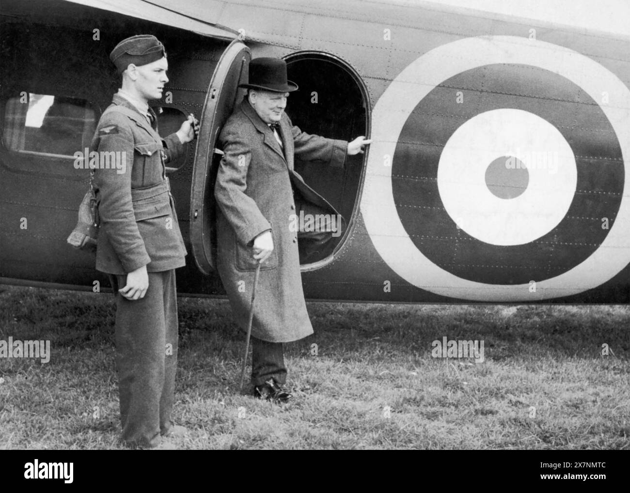 WINSTON CHURCHILL sortant d'un de Havilland DH.95 Flamingo - son avion préféré pour . trajets courts. Conçu par Ronald Bishop seulement 14 ont été produits. Lieu et événement non identifiés. Banque D'Images