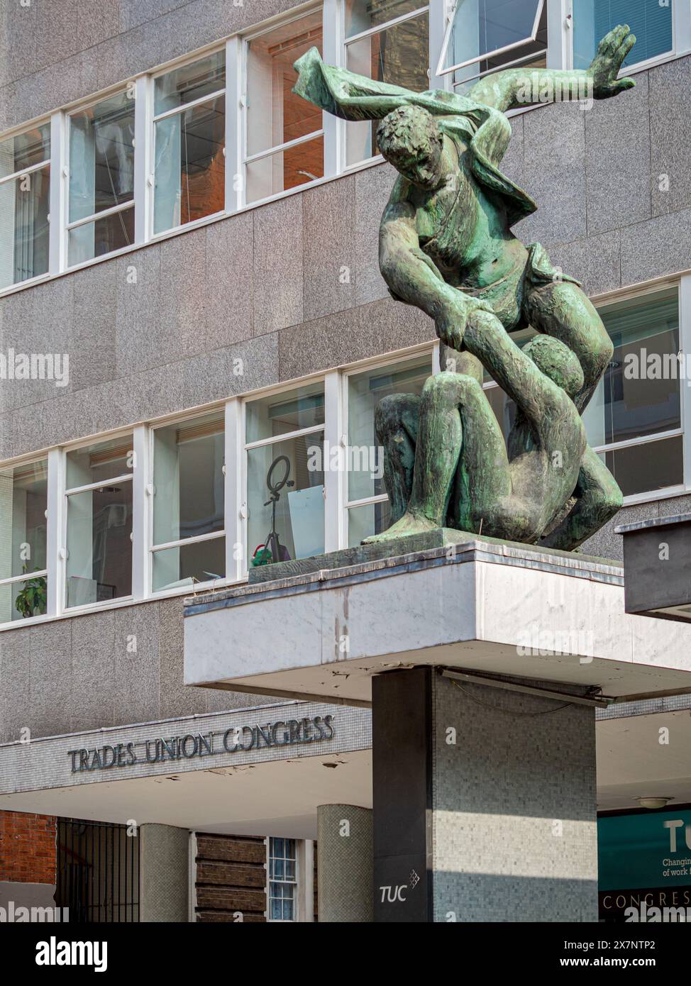 Siège du Congrès des syndicats Londres, TUC Siège social Londres sur Great Russell St Holborn Londres. La Maison du Congrès a été ouverte en 1958, statue de Joseph Epstein. Banque D'Images