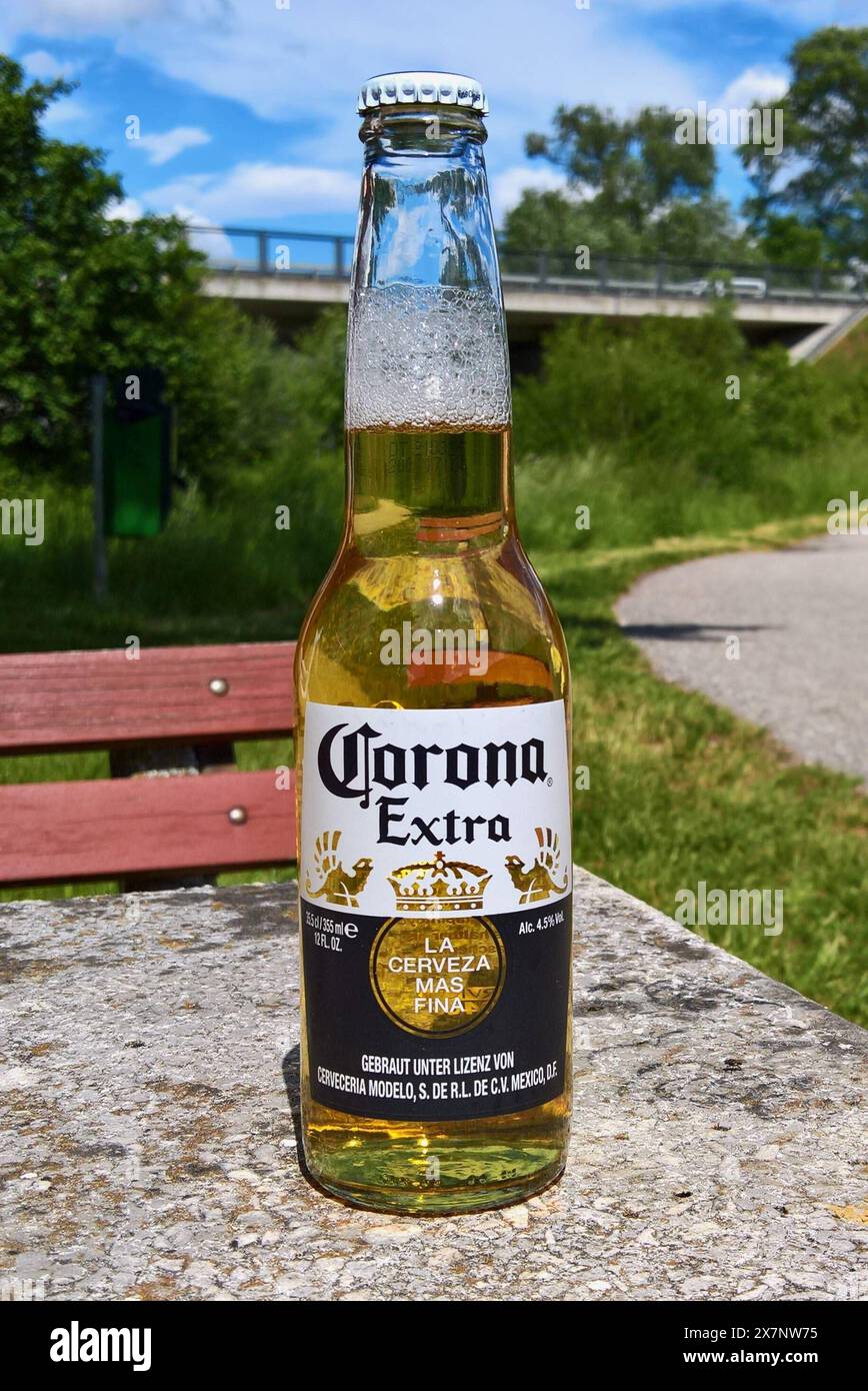 Corona Extra, Bier Brauerei aus Mexico. Corona Extra - spanisch für Krone, auch Coronita Cerveza - ist eine mexikanische Biermarke, die von der Grupo Modelo, mehrheitlich im Besitz der Anheuser-Busch InBev gebraut wird. In Mexiko ist Corona das meistverkaufte Bier. Auch international erlangt es zunehmend an Bedeutung und zählt heute in 180 Ländern zu den führenden importierten Premium-Biersorten. Neben Wasser, Hopfen, Hefe und Gerstenmalz enthält Corona-Bier mais, Reis, papain und Ascorbinsäure *** Corona Extra, brasserie de bière du Mexique Corona Extra Espagnol pour couronne, également connu sous le nom de Coronita ce Banque D'Images