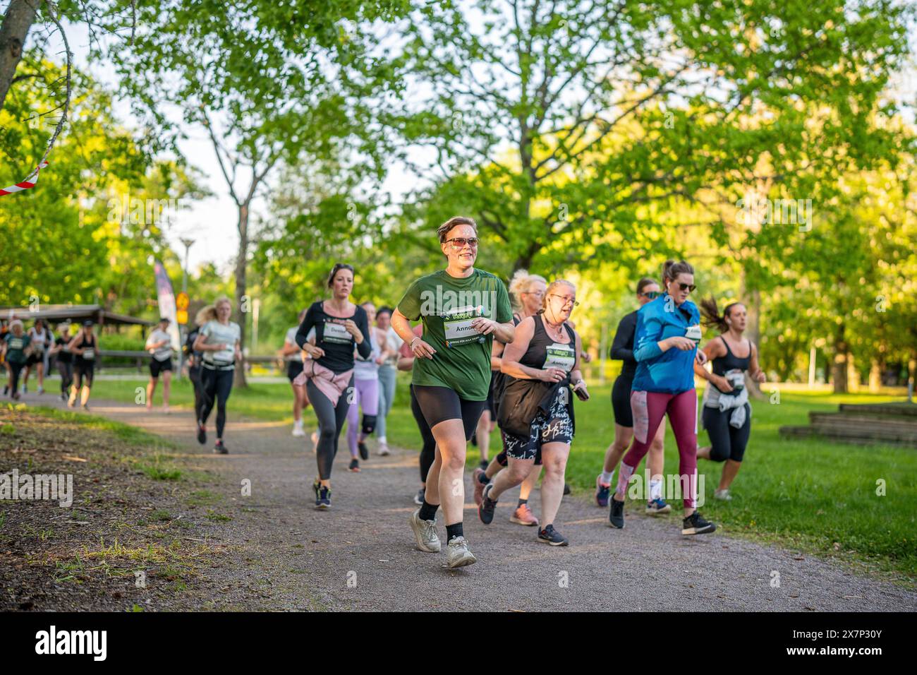 Dames courant dans le parc de la ville Folkparken. Vårruset est une course annuelle de printemps pour dames de plus de 5 km à Norrköping, en Suède Banque D'Images