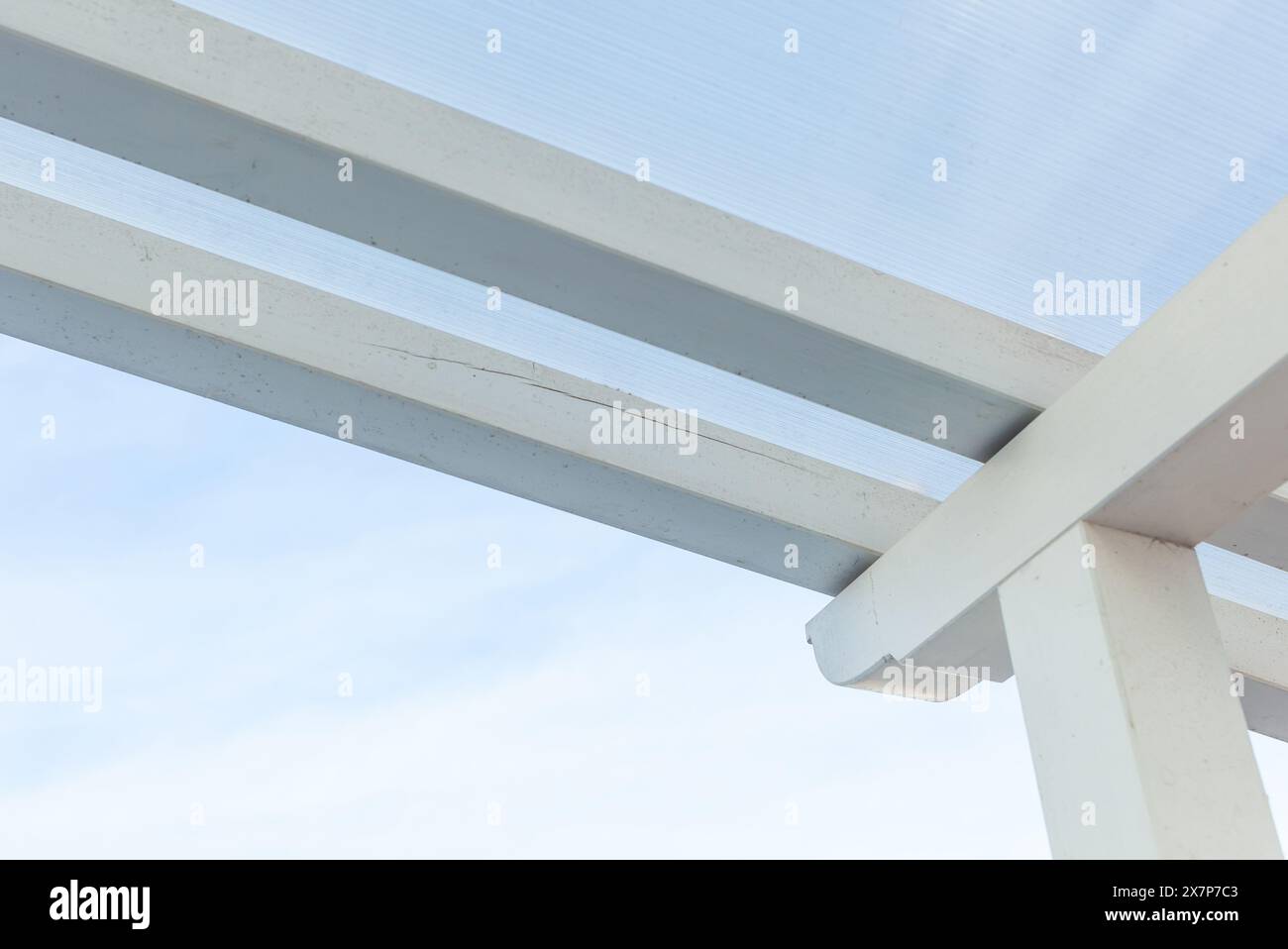 Toiture en bois et ondulée. Auvent monté sur terrasse avec des planches de bois blanc. Banque D'Images