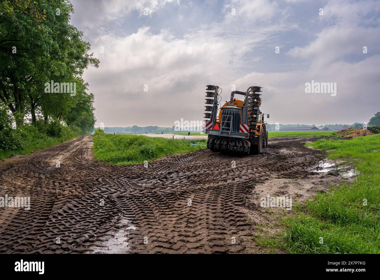 Un sac de fumier sur un champ dans la municipalité de Hilvarenbeek. En outre, il y a un tracteur avec une machine d'injection de fumier pour injecter le fumier liquide dans le sol. Le sac de fumier est relié au réservoir de fumier liquide pour le transfert. ANP / Hollandse Hoogte / Eugene Winthagen pays-bas Out - belgique Out Banque D'Images