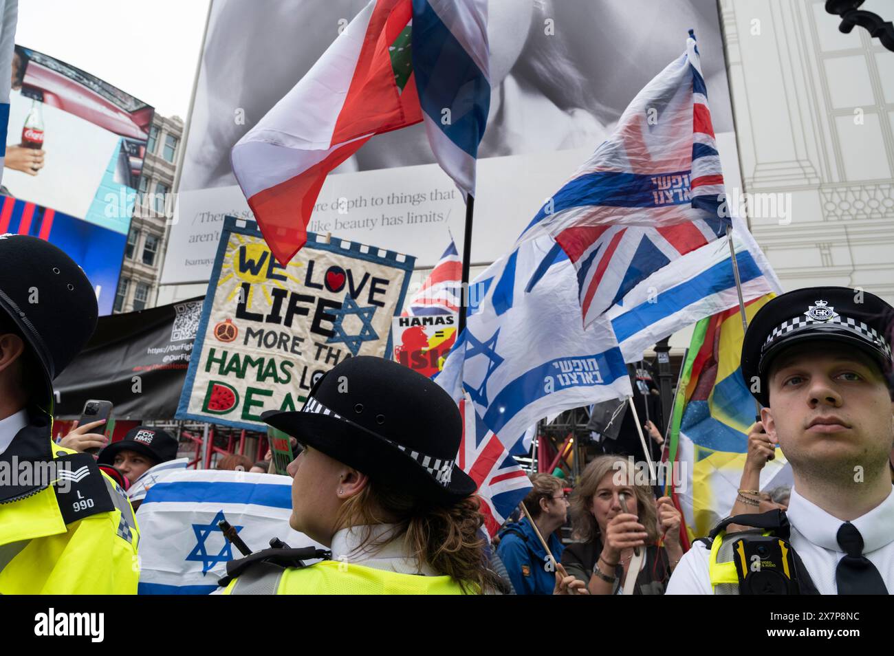 Le 18 mai, des milliers de personnes ont déomonstré dans le centre de Londres contre le bombardement israélien de Gaza et en soutien à la Palestine. Un petit groupe de pro Banque D'Images