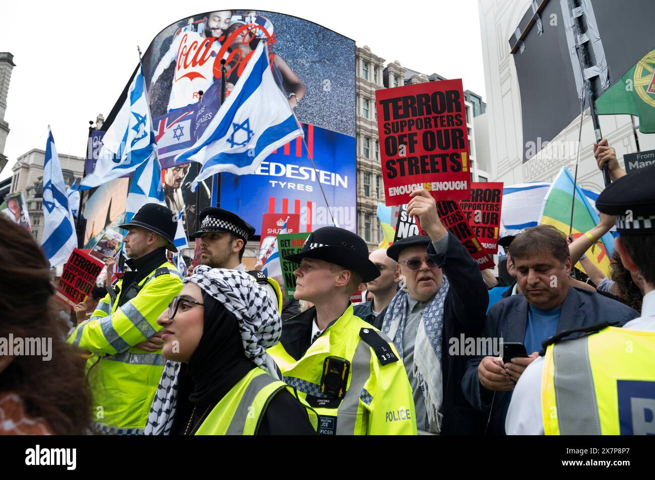 Le 18 mai, des milliers de personnes ont déomonstré dans le centre de Londres contre le bombardement israélien de Gaza et en soutien à la Palestine. Un petit groupe de pro Banque D'Images