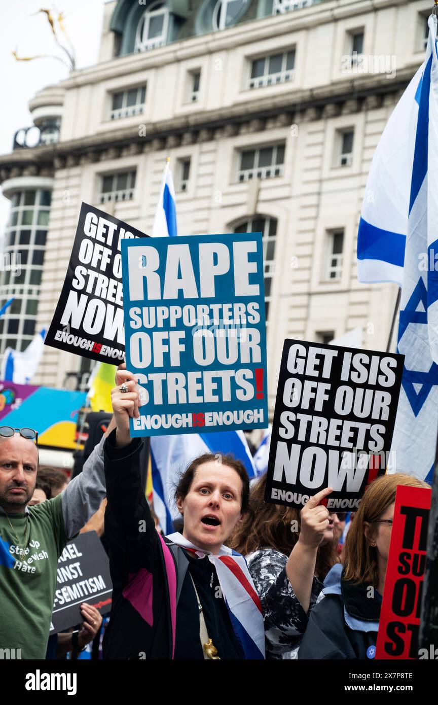 Le 18 mai, des milliers de personnes ont déomonstré dans le centre de Londres contre le bombardement israélien de Gaza et en soutien à la Palestine. Un petit groupe de pro Banque D'Images