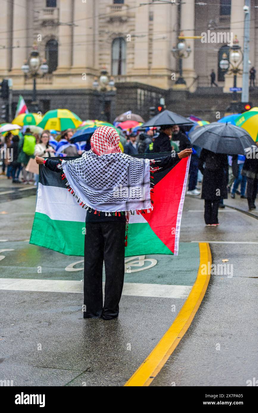 Une partisane pro-palestinienne est vue tenant le drapeau palestinien après le rassemblement pro-juif organisé par le mouvement chrétien "plus jamais n'est maintenant" pour s'élever contre la haine et l'antisémitisme et pour soutenir la communauté juive. (Photo Alexander Bogatyrev / SOPA images / SIPA USA) Banque D'Images