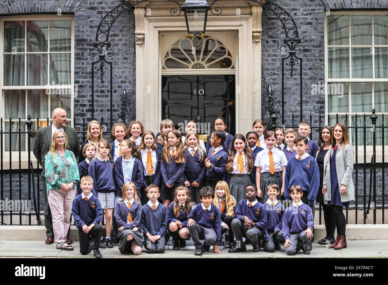 Londres, Royaume-Uni. 21 mai 2024. La femme du PM, Akshata Murty, pose avec des écoliers de l'école Hayfield Cross de Northampton. Deux vétérans, entrent dans Downing Street ainsi que des écoliers excités. Ils sont accueillis par l'épouse du premier ministre, Akshata Murty, à l'occasion de la commémoration du « jour J 80 », le 80e anniversaire du jour J. Un bus à impériale rouge vintage avec une signalisation « jour J » est également vu à Downing Street pour l'occasion. Crédit : Imageplotter/Alamy Live News Banque D'Images