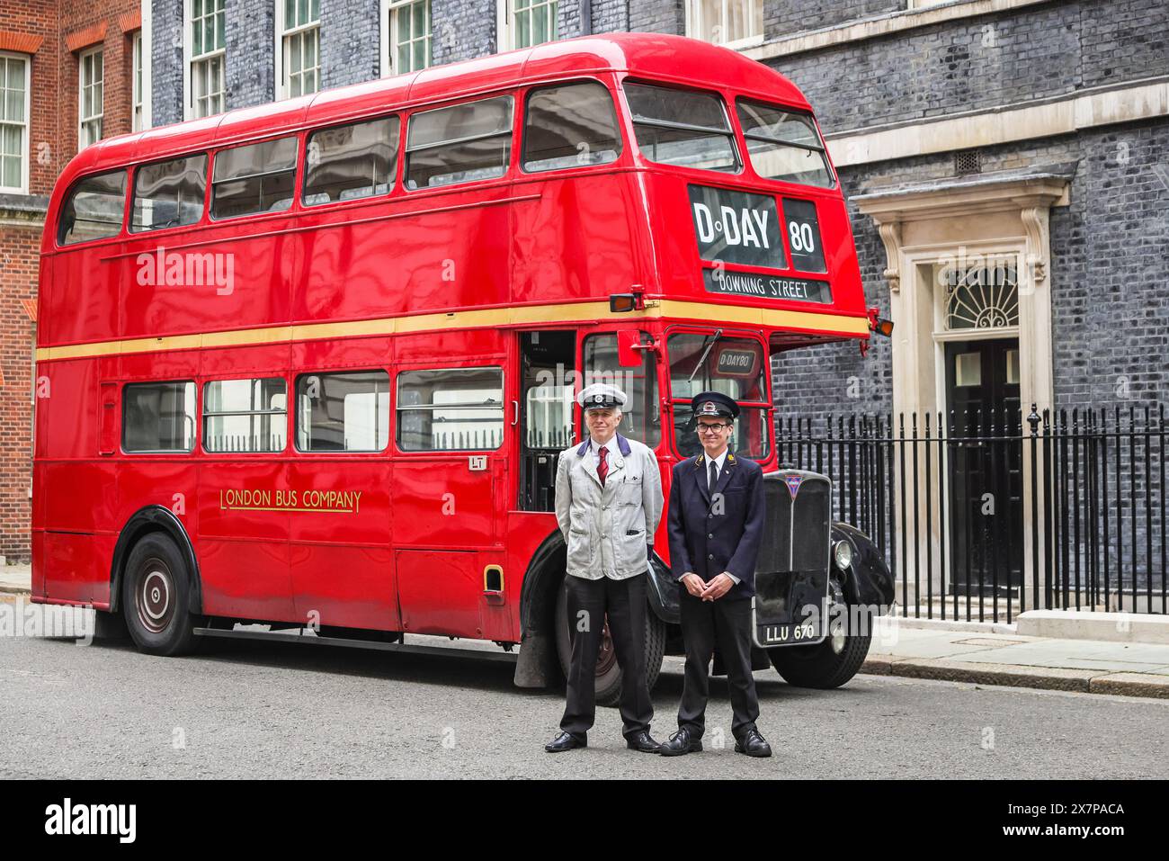 Londres, Royaume-Uni. 21 mai 2024. Le beau bus est garé à l'extérieur n ° 10, et est curieusement attendu par Larry le Cat. Deux vétérans, entrent dans Downing Street ainsi que des écoliers excités. Ils sont accueillis par l'épouse du premier ministre, Akshata Murthy, à l'occasion de la commémoration du « jour J 80 », le 80e anniversaire du jour J. Un bus à impériale rouge vintage avec une signalisation « jour J » est également vu à Downing Street pour l'occasion. Crédit : Imageplotter/Alamy Live News Banque D'Images