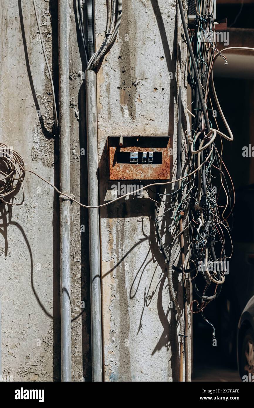 Fils électriques et panneau électrique à Beyrouth, Liban Banque D'Images