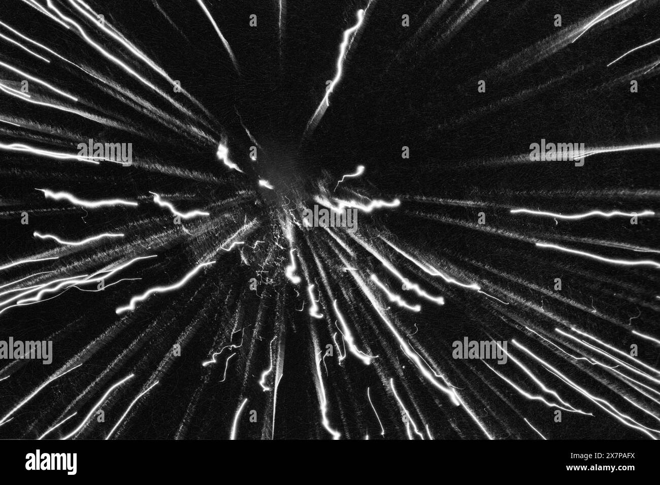 BIG BANG, FEUX D'ARTIFICE, GROS PLAN, GLASTONBURY 90 : Closup d'un feu d'artifice explosant sur la scène Pyramid au Glastonbury Festival 90 le 23 juin 1990. La photo a été prise sur film Kodak Tri-X 35mm. Photo : Rob Watkins. Banque D'Images