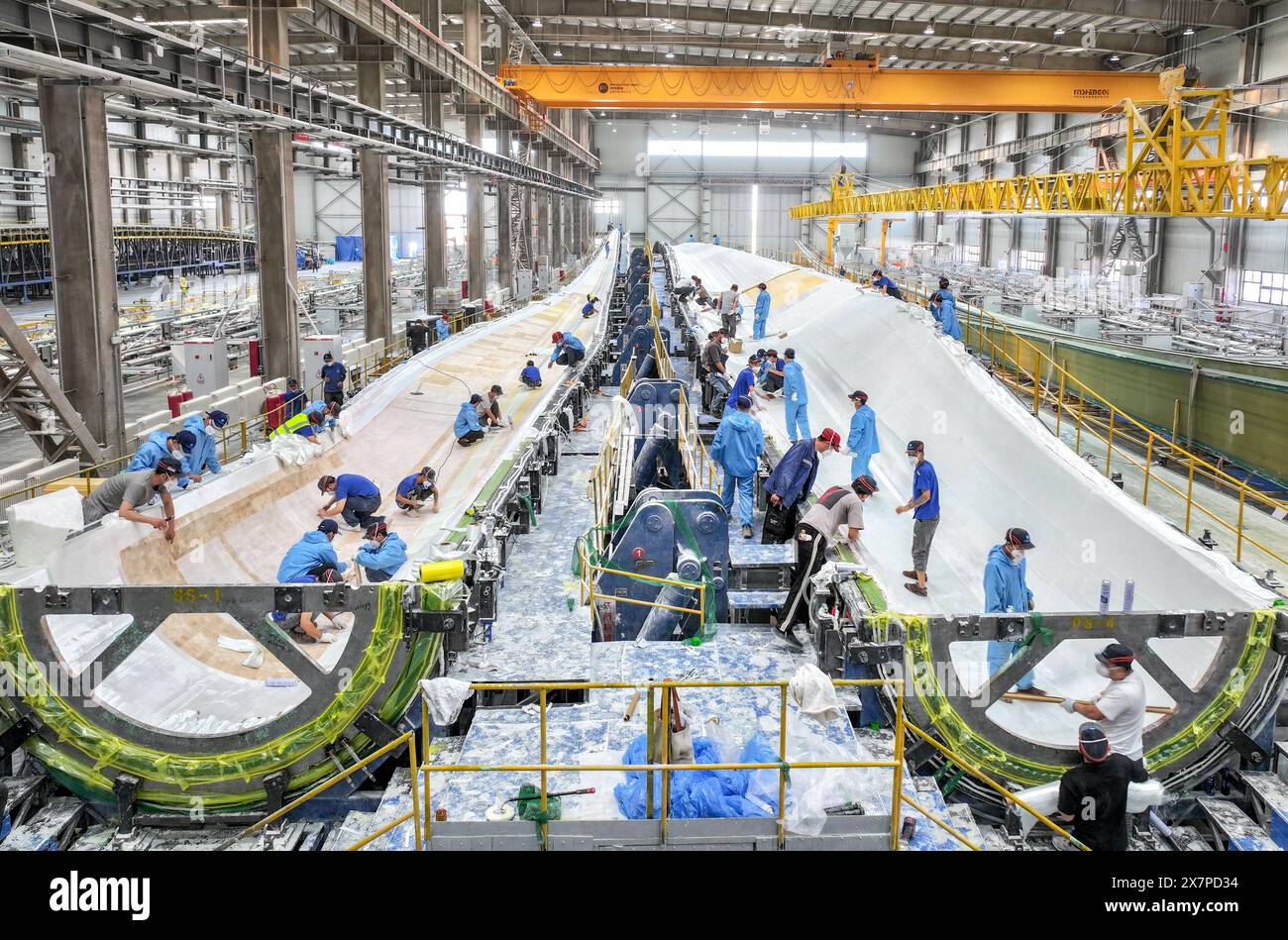 (240521) -- BAOTOU, 21 mai 2024 (Xinhua) -- une photo de drone aérien prise le 11 mai 2024 montre des travailleurs travaillant chez un fabricant d'équipement éolien à Baotou, dans la région autonome de Mongolie intérieure du nord de la Chine. Située dans la région autonome de Mongolie intérieure du nord de la Chine et le long du fleuve jaune, la ville de Baotou a une longue histoire et de riches ressources culturelles. À la jonction de la civilisation nomade et de la civilisation agricole, vous pourrez déguster un mélange de culture ici. Le groupe Baogang, l'une des premières bases de production d'acier de Chine, a fait de la ville une ville connue comme une «ville de l'acier sur les prairies». Comme un vieil indu Banque D'Images