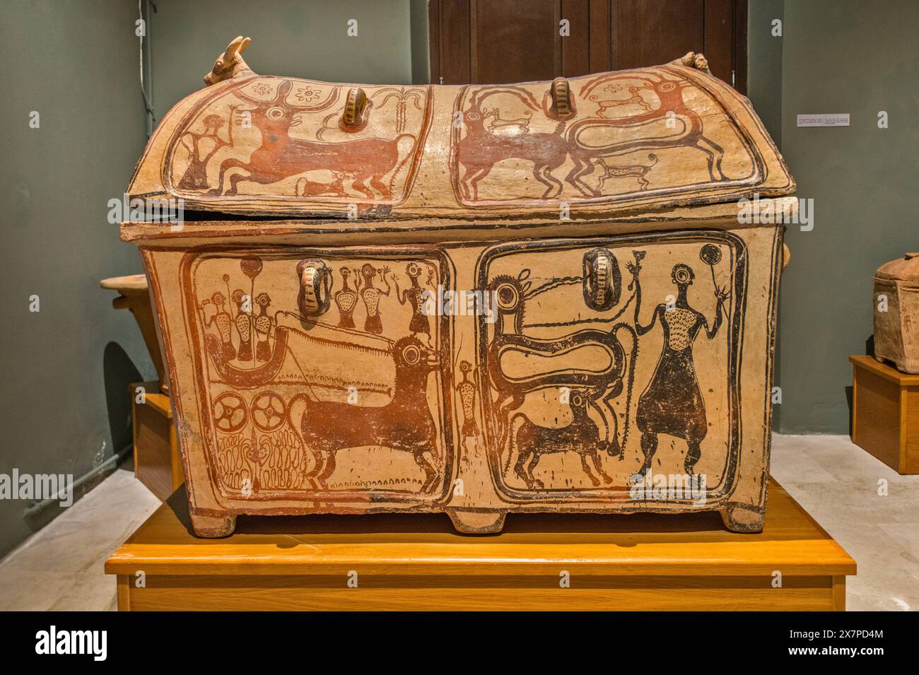 Larnax minoen, cercueil en argile fermé avec couvercle en forme de selle, 1375-1200 av. J.-C., Musée archéologique d'Ierapetra, Crète orientale, Grèce Banque D'Images