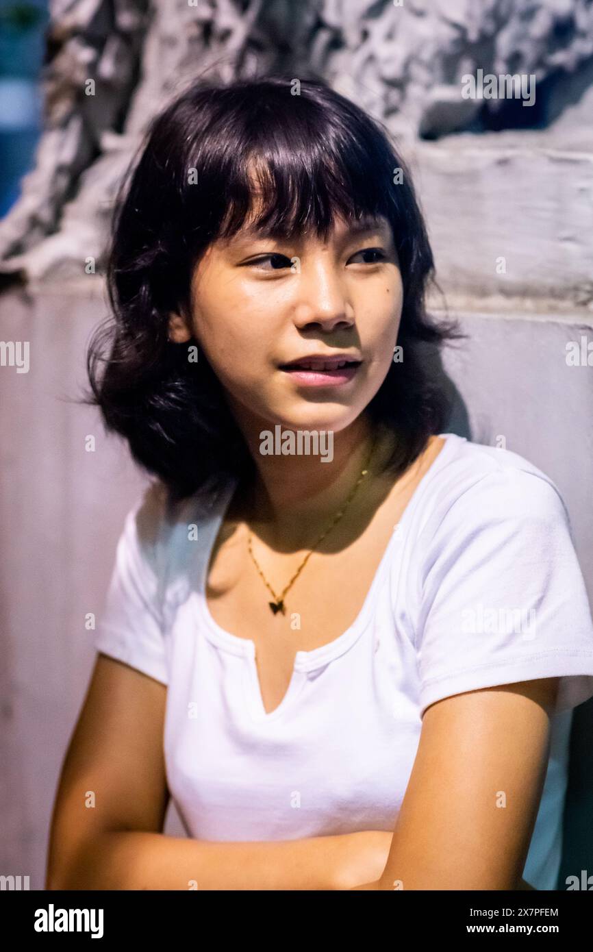 Une jolie jeune fille philippine se tient devant l'église Santo Nino de Tondo dans le district de Tondo, Manille, Philippines. Banque D'Images