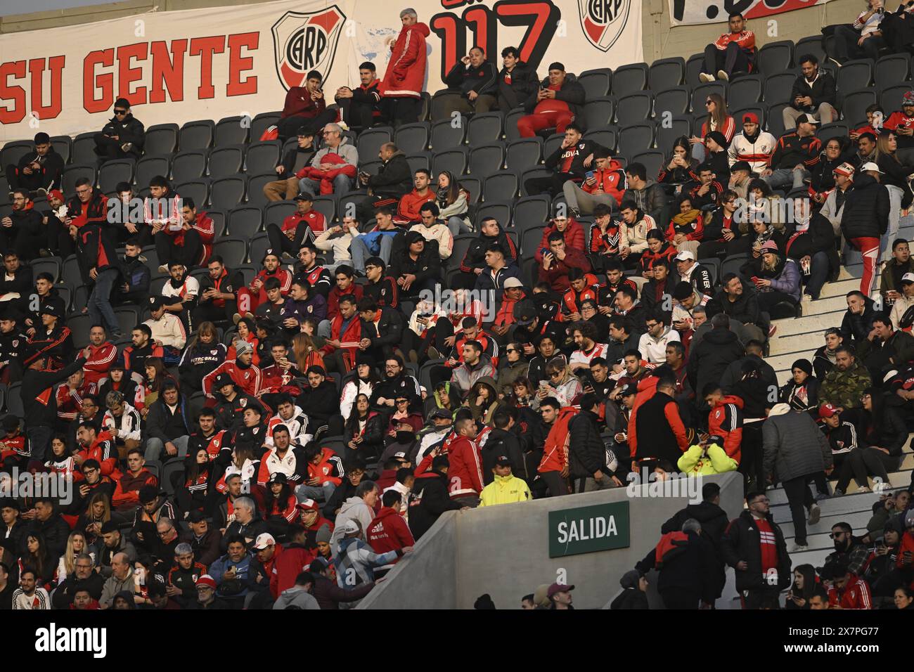 BUENOS AIRES, ARGENTINE - 18 MAI : groupe de fans lors d'un match entre River plate et Belgrano dans le cadre de la Liga Profesional 2024 à l'Estadio Mas Monum Banque D'Images