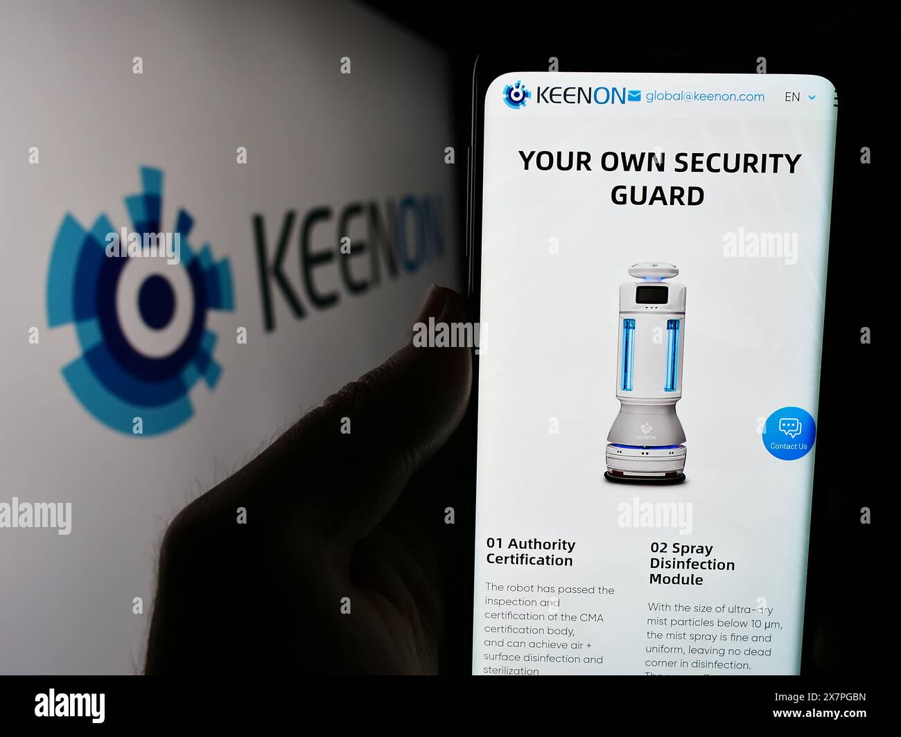 Personne tenant le téléphone portable avec la page Web de la société chinoise de robot de service Keenon Robotics Co. Ltd. avec logo. Concentrez-vous sur le centre de l'écran du téléphone. Banque D'Images Personne tenant le téléphone portable avec la page Web de la société chinoise de robot de service Keenon Robotics Co. Ltd. avec logo. Concentrez-vous sur le centre de l'écran du téléphone. Banque D'Images