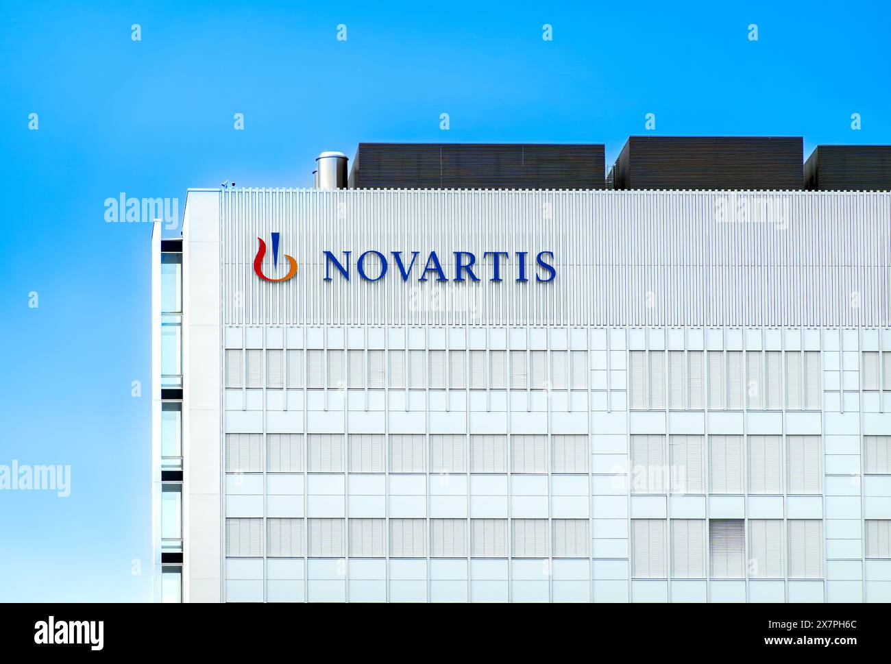 Bâle, Suisse - 18 mai 2024 : Siège de Novartis ou Novartis Campus sous ciel nuageux Banque D'Images