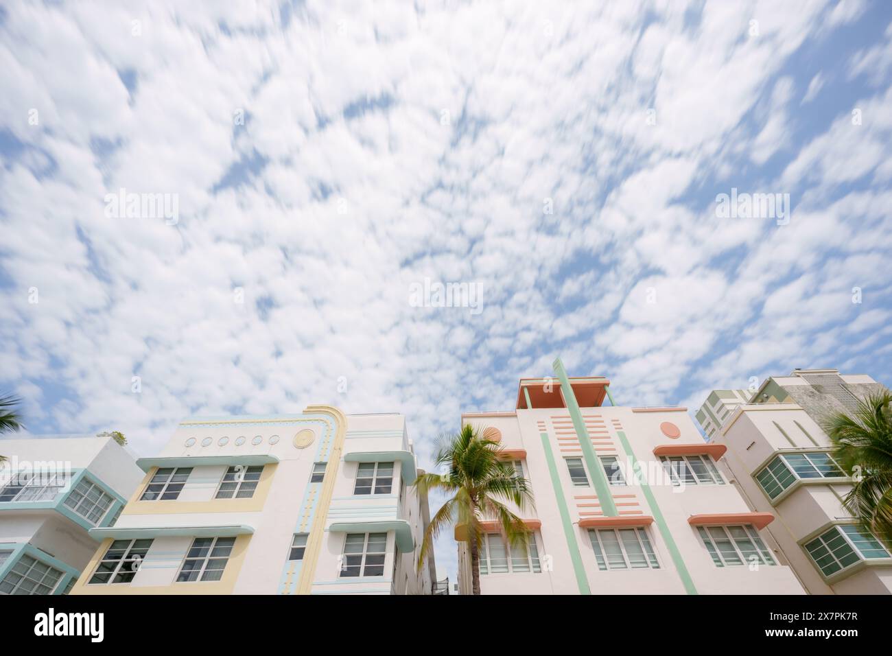 Miami Beach, Floride, États-Unis. Bâtiments historiques art déco avec nuages roulants à longue exposition Banque D'Images