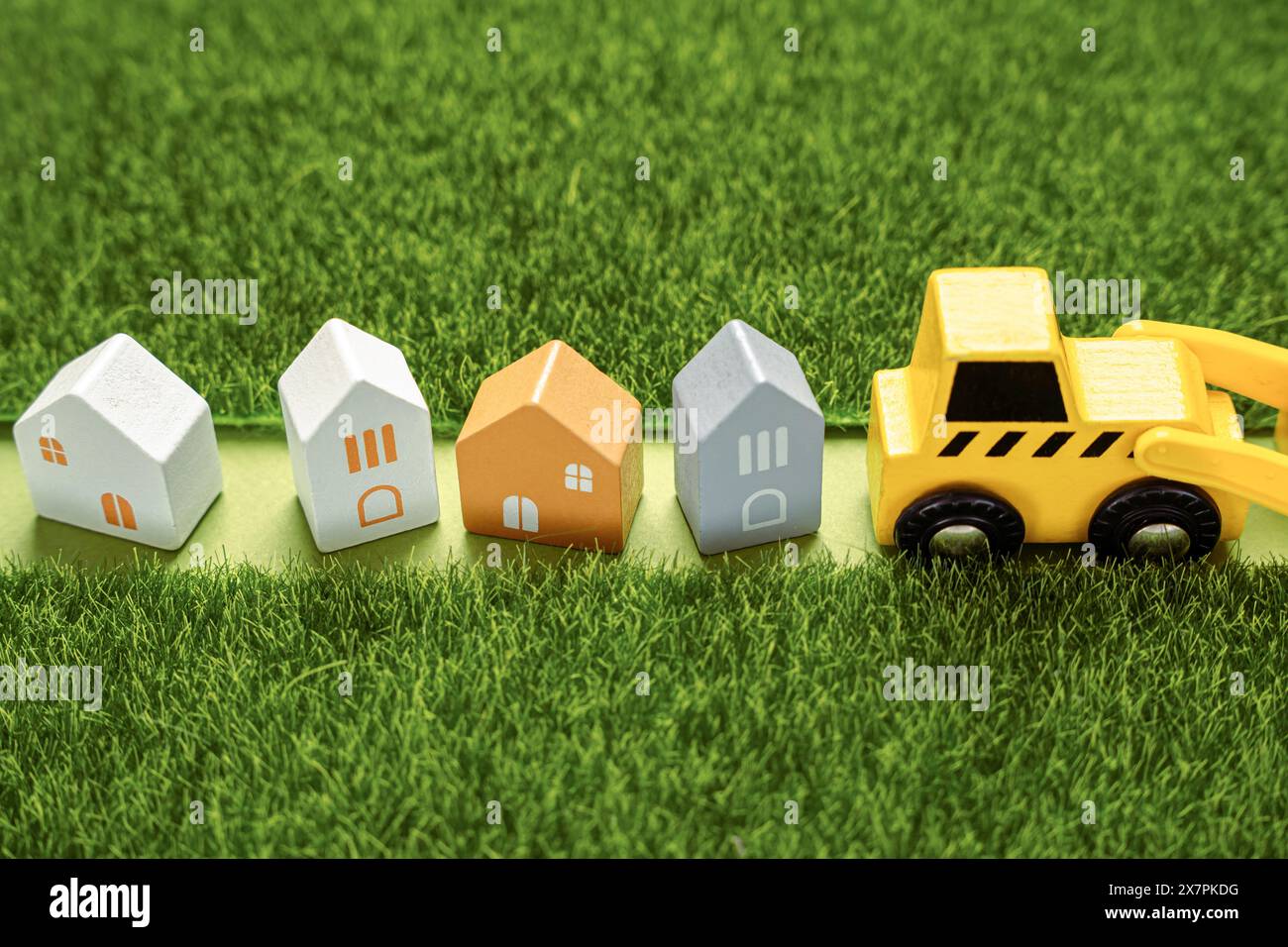 Un bulldozer nettoie la zone pour de nouvelles maisons. Construction de nouvelles colonies. Conservation de la nature et des ressources naturelles. Expansion des domaines humains. Banque D'Images