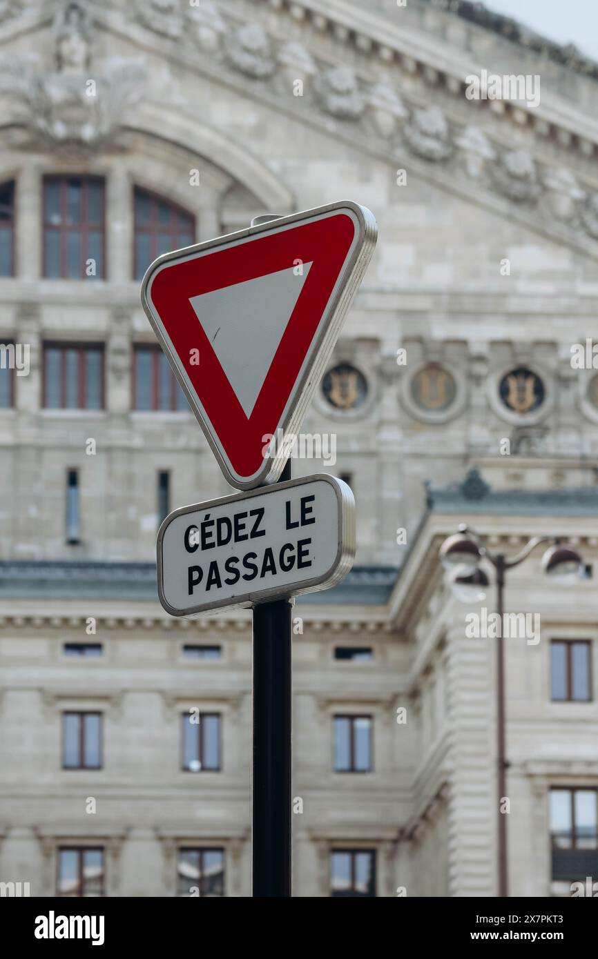 Paris, France - 16 avril 2023 : panneau de sortie routier avec le bâtiment de l'Opéra Garnier à l'arrière-plan Banque D'Images