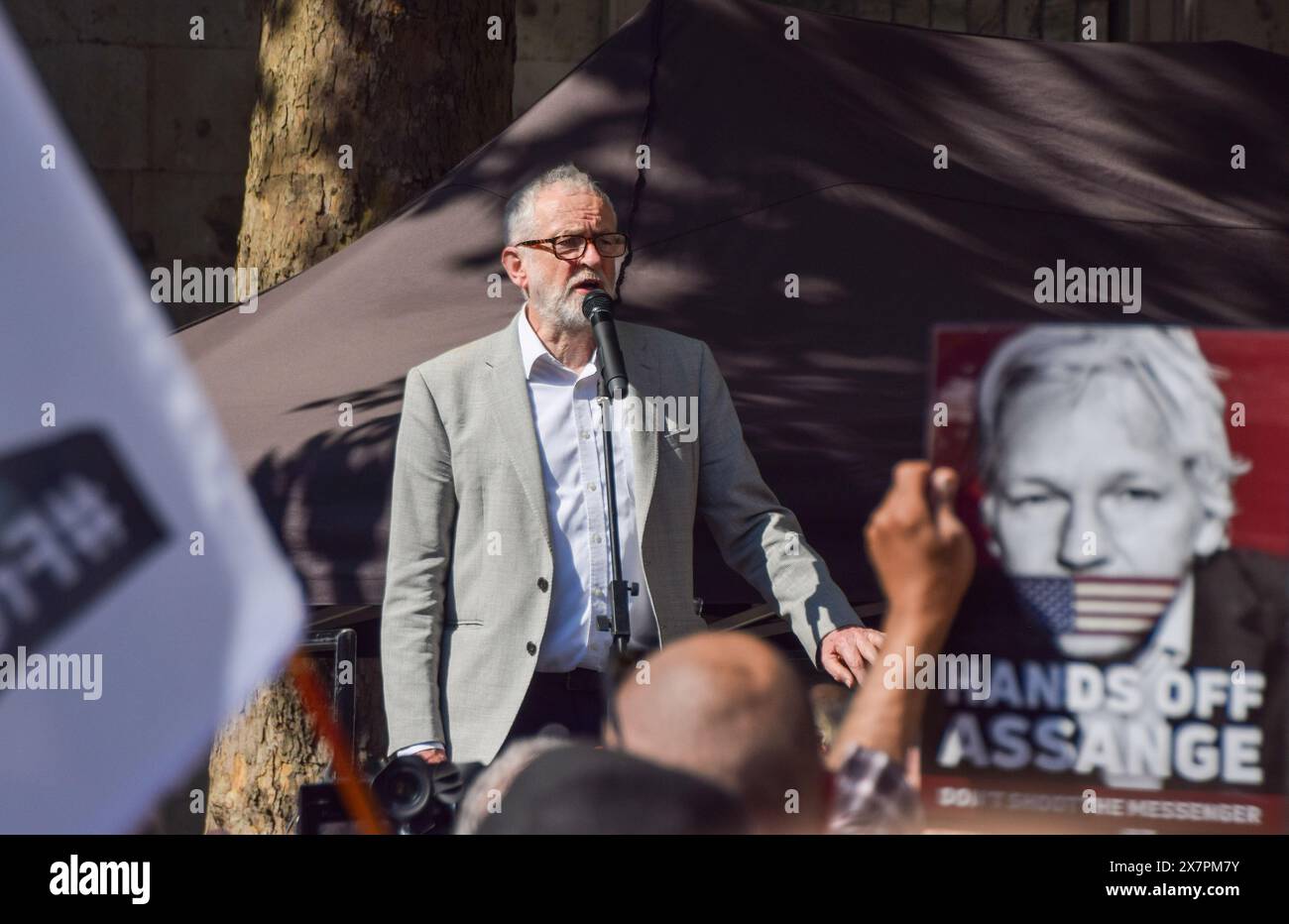 Londres, Royaume-Uni. 20 mai 2024. L'ancien chef du Parti travailliste Jeremy Corbyn prononce un discours devant la haute Cour avant la décision d'extradition de Julian Assange. Le fondateur de WikiLeaks a obtenu le droit de faire appel de son extradition aux États-Unis. (Photo de Vuk Valcic/SOPA images/SIPA USA) crédit : SIPA USA/Alamy Live News Banque D'Images