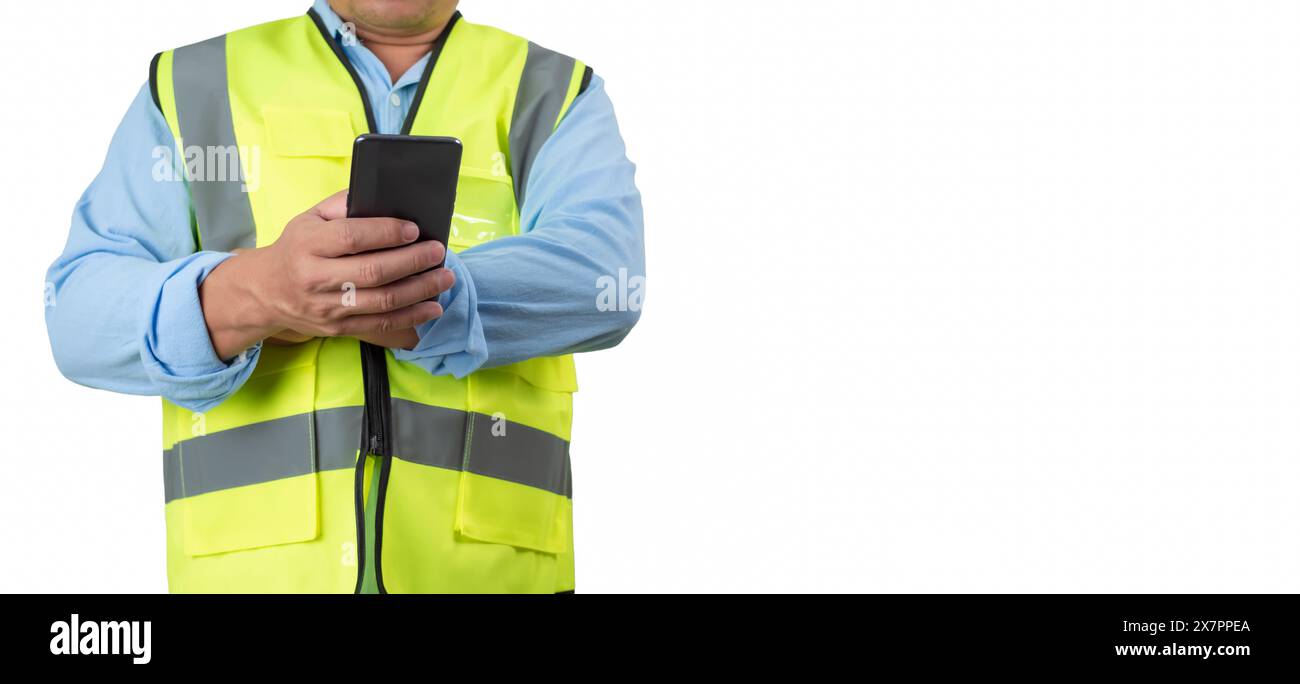 Ingénieur civil architecte à l'aide d'un smartphone pour communiquer et donner des ordres à l'équipe de construction, Engineer Building concept, fond pour constru Banque D'Images