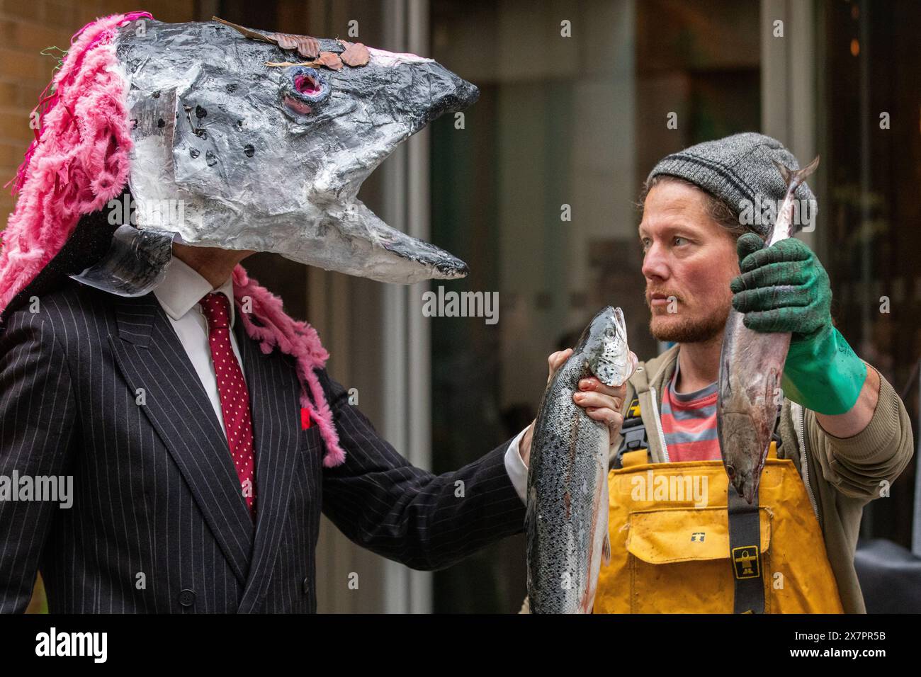 Londres, Royaume-Uni. 21 mai 2024. Des militants écologistes de Ocean Rebellion protestent devant le Blue Food innovation Summit contre l’utilisation de dispositifs de concentration de poissons dérivants (dFAD). Ocean Rebellion appelle le public à cesser d’acheter du thon John West en raison de son approvisionnement en thon provenant de pêcheries espagnoles et françaises qui utilisent des dFAD controversés dans l’océan Indien. Crédit : Mark Kerrison/Alamy Live News Banque D'Images