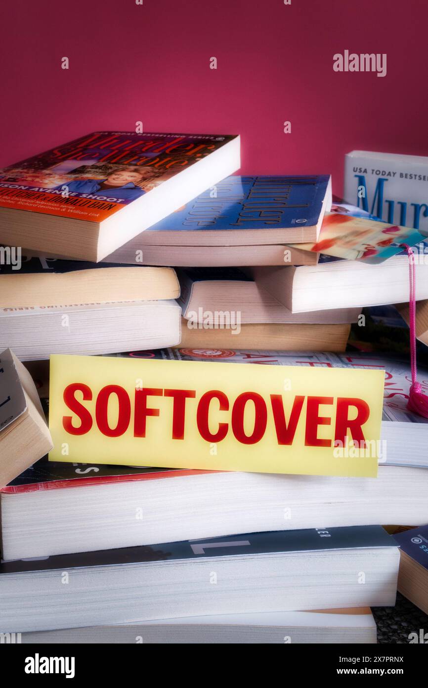Pile de livres à couverture souple, États-Unis, 2024 Banque D'Images