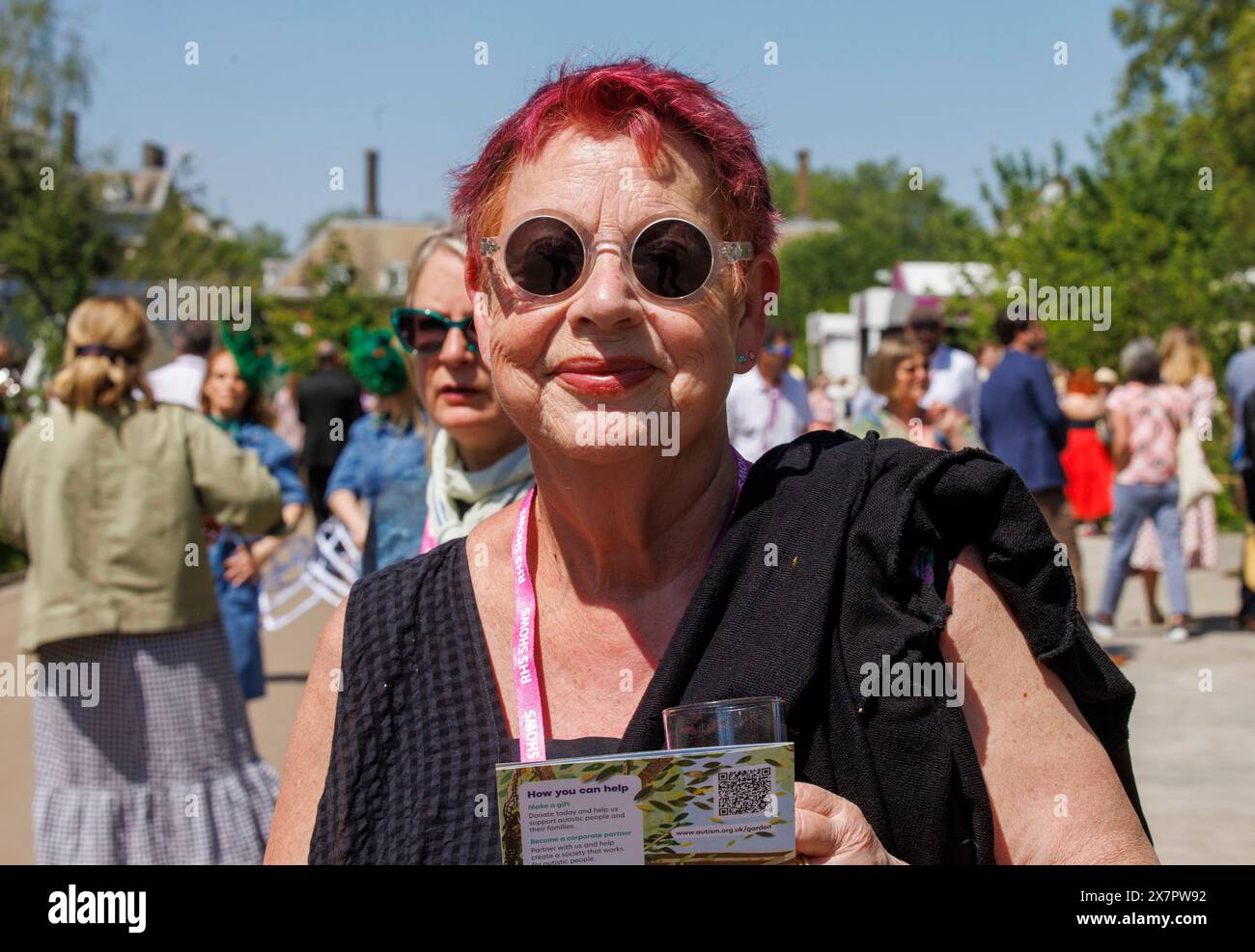 Comédien, JO Brand, au RHS Chelsea Flower Show. Elle a commencé comme infirmière, puis s'est tournée vers la comédie debout et observationnelle. Banque D'Images