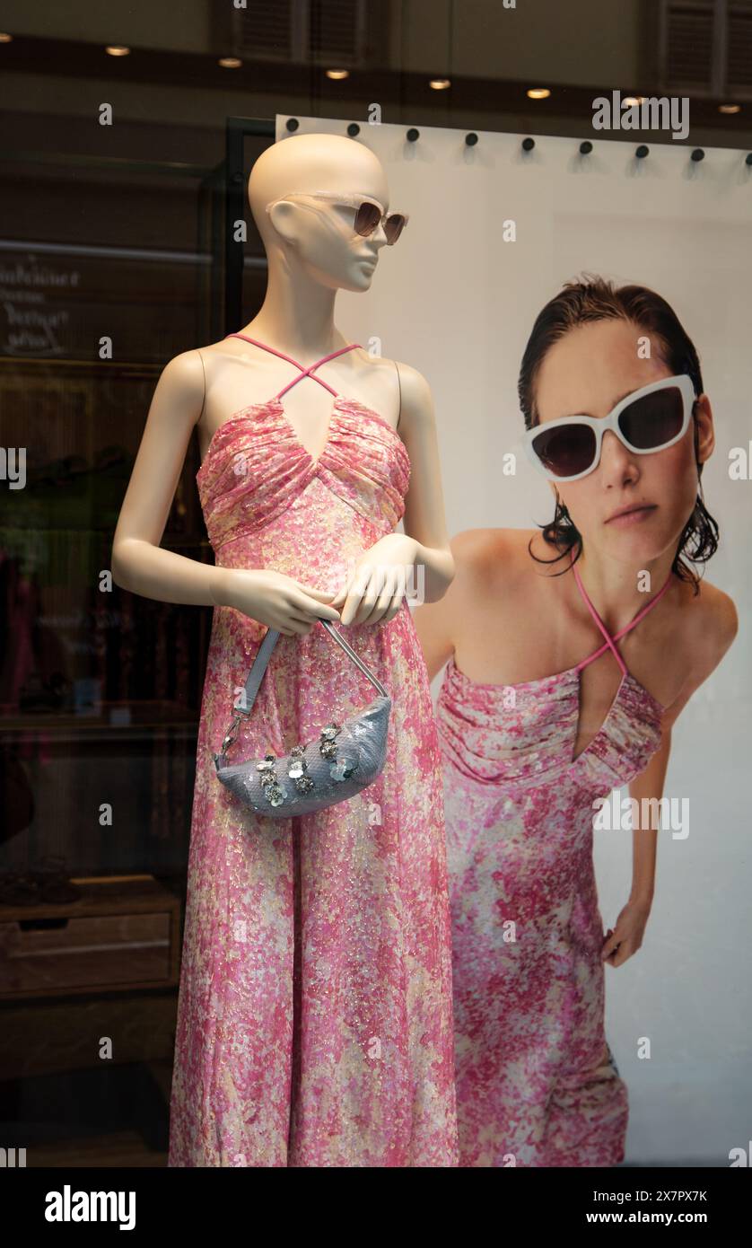 Fenêtre de magasin de mode de luxe présente mannequin, affichage artistique, jeune fille poste Banque D'Images