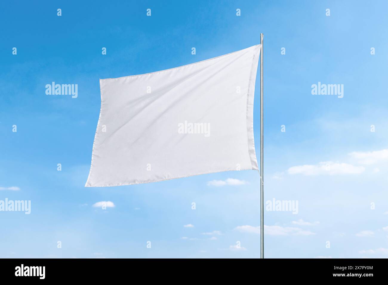 Drapeau blanc avec une texture propre sur un ciel bleu vif, parfait pour les maquettes de drapeau ou les présentations Banque D'Images