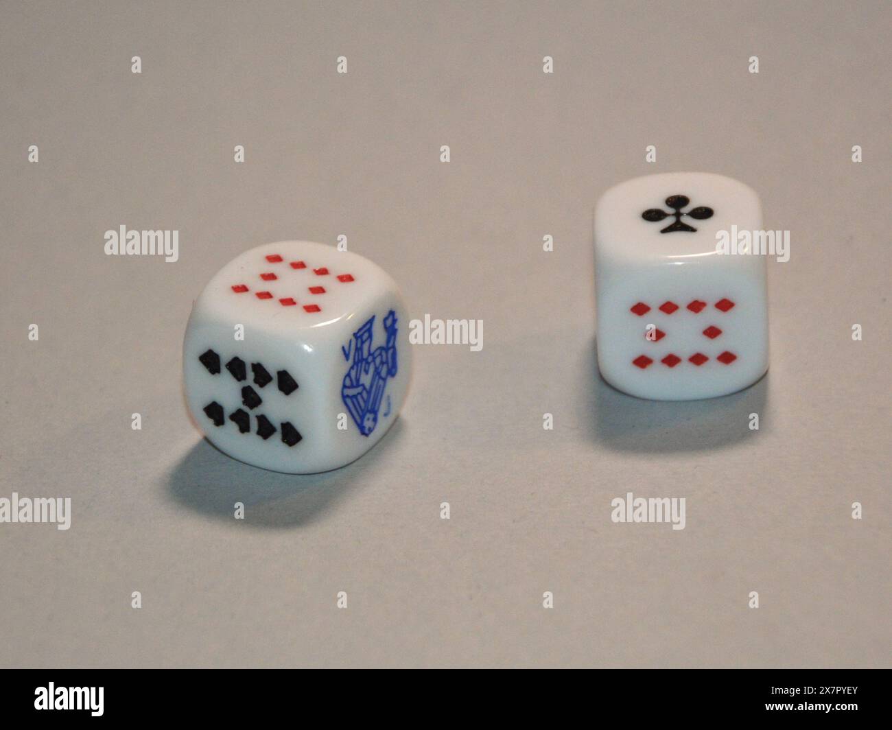 Jouer aux dés avec des visages comportant des symboles de poker, Banque D'Images