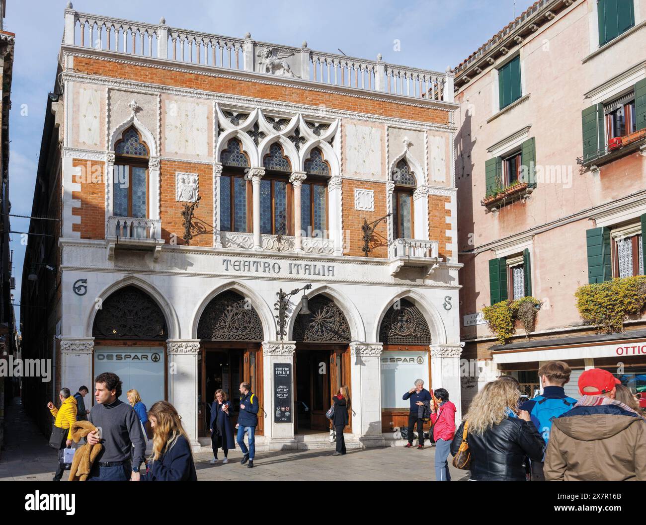 Venise, Province de Venise, région de Vénétie, Italie. Campiello de L'Anconeta et le supermarché Teatro Italia. Venise est classée au patrimoine mondial de l'UNESCO. Banque D'Images